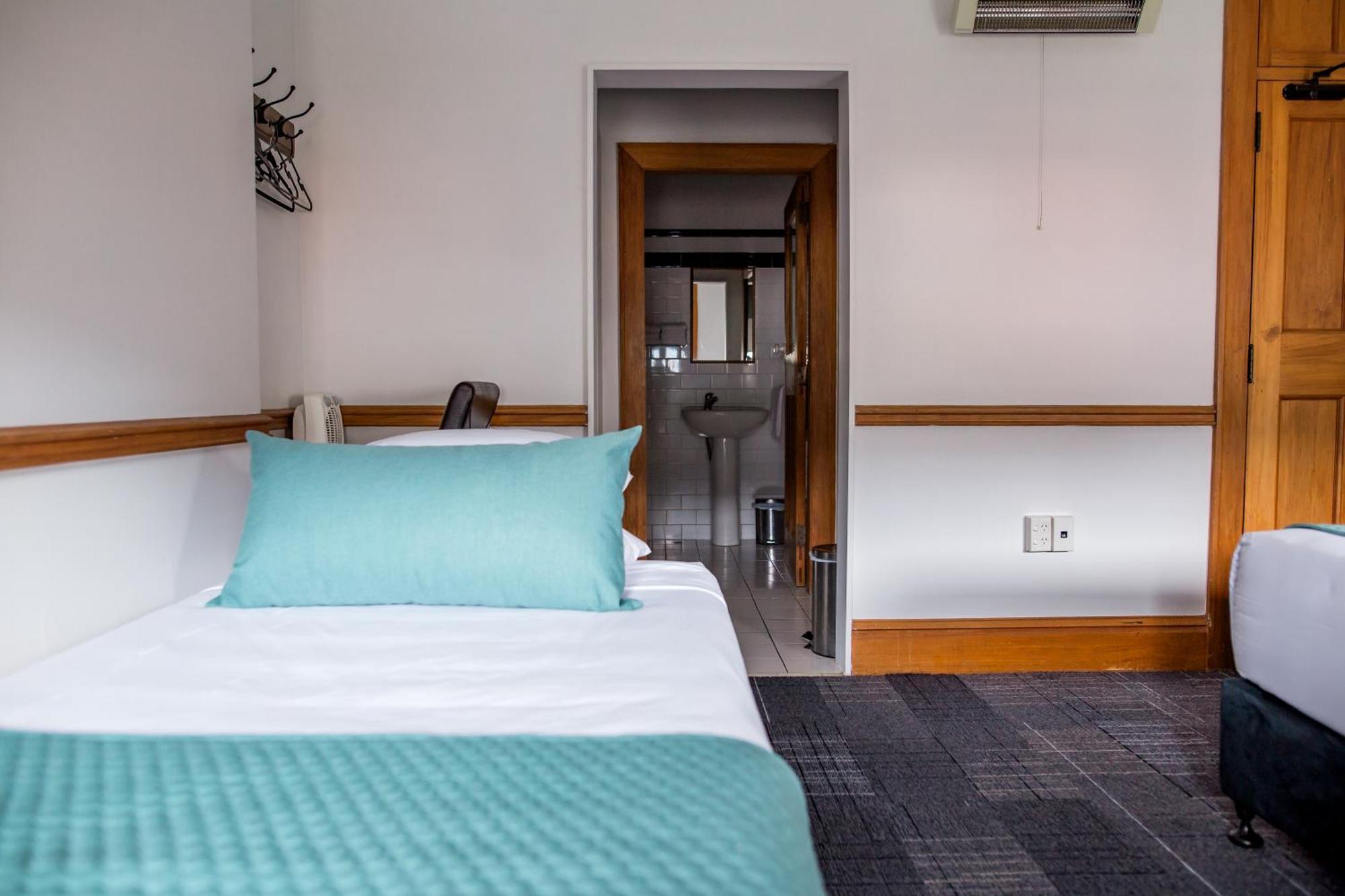 The Cambridge & Backpackers Hostal *