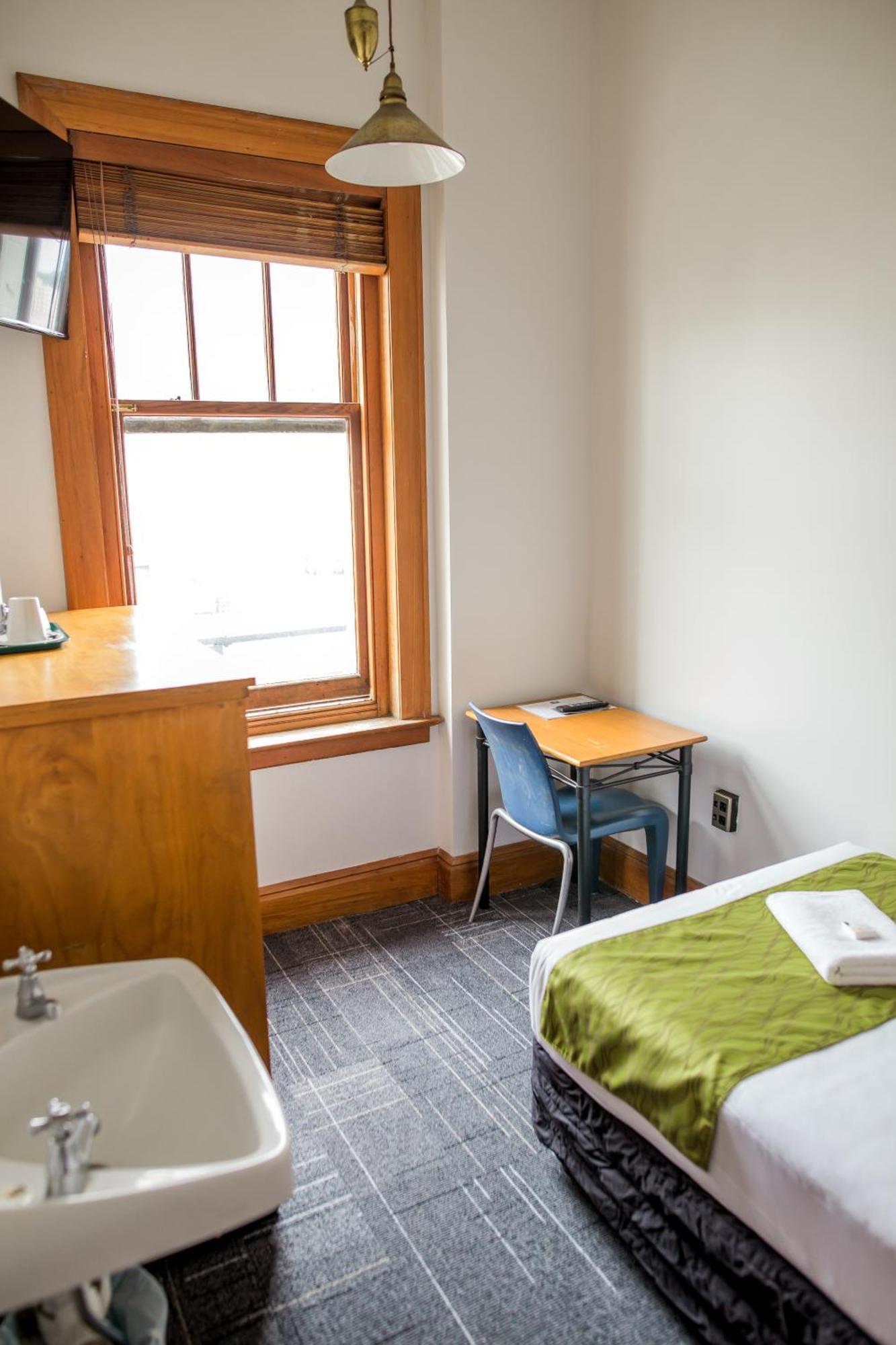 Hostal The Cambridge & Backpackers